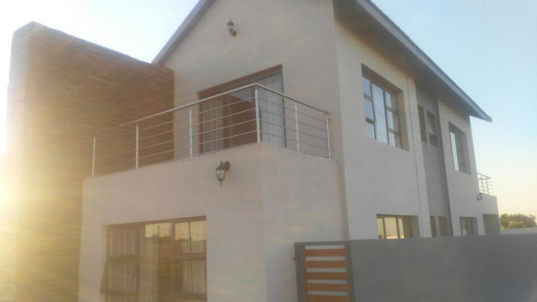 DS HOUSE IN THE HILLS BACK