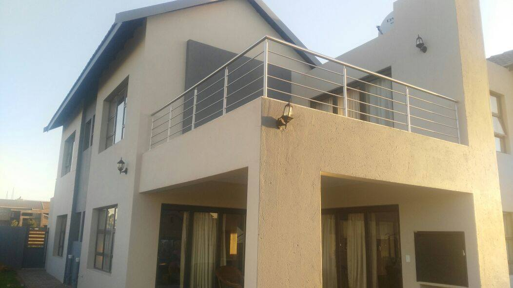 DS HOUSE IN THE HILLS FRONT